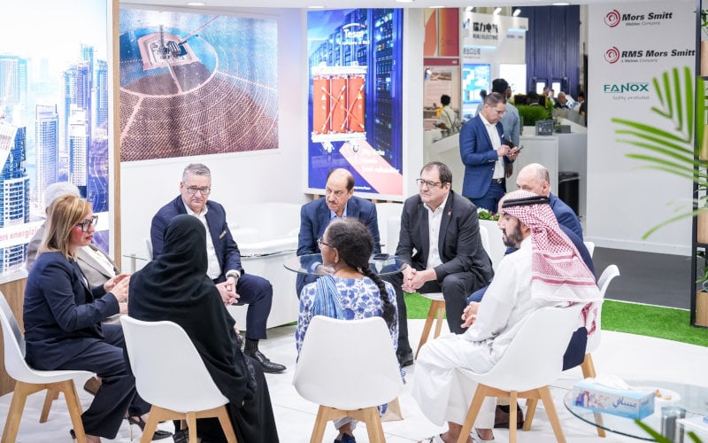 Senior global energy executives in a networking discussion at Middle East Energy